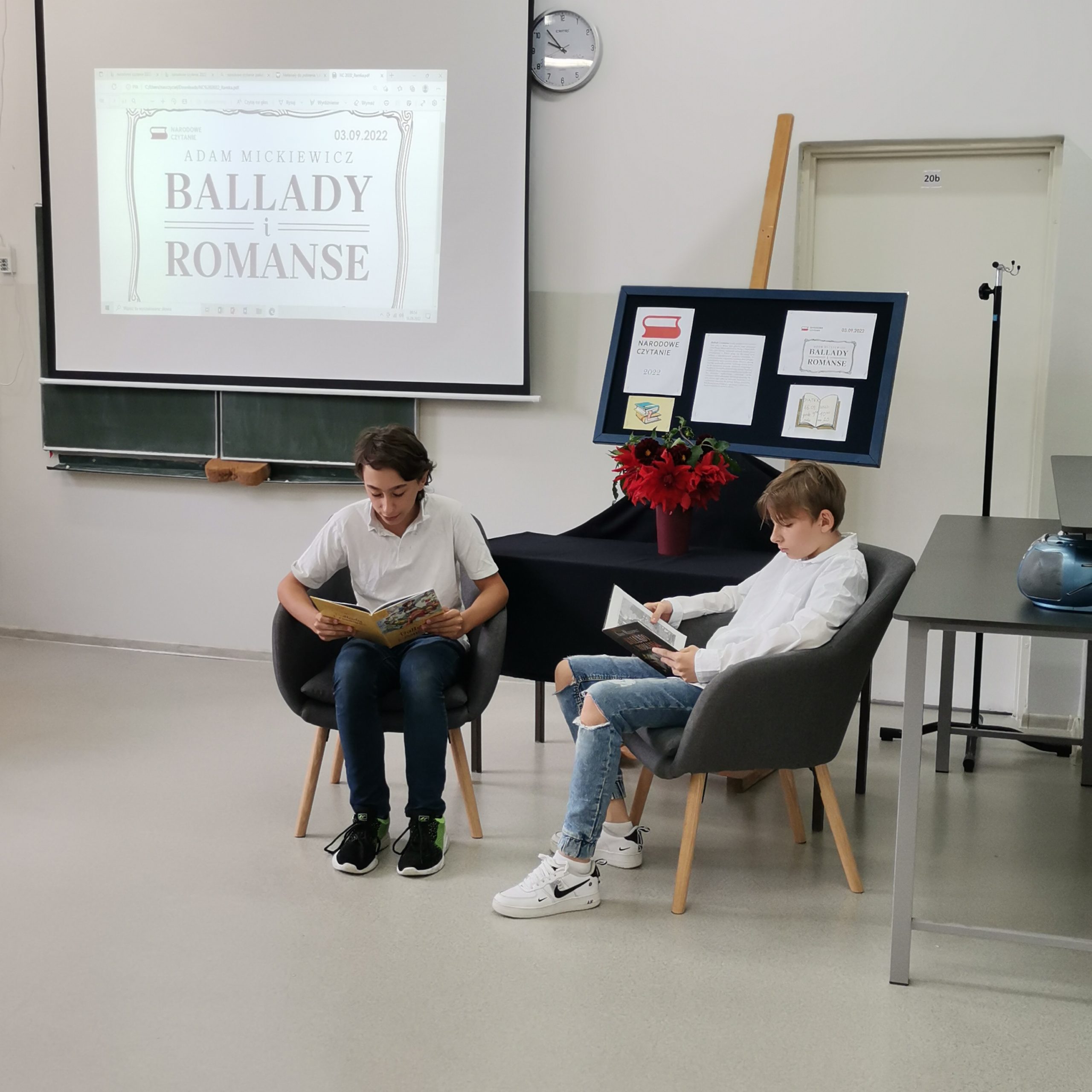 Uczniowie klasy VIII czytają tekst ballady "Lilije"